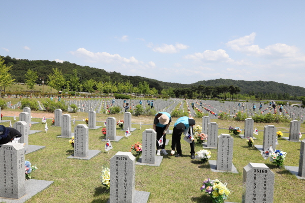임직원 현충원 봉사활동 진행 모습