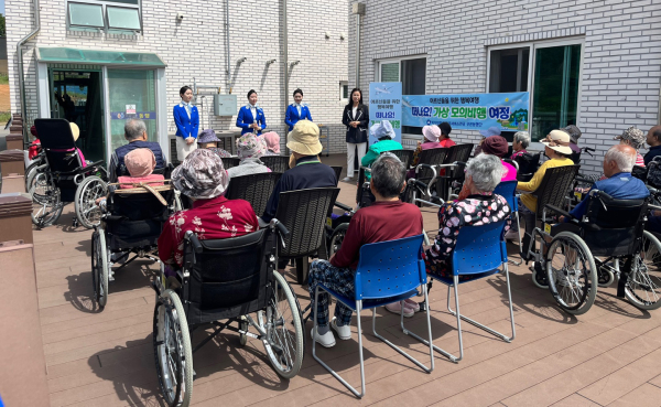 백석대 관광학부 항공서비스전공 재학생들이 요양원 어르신들을 대상으로 ‘가상모의비행’ 봉사를 진행하고 있다.