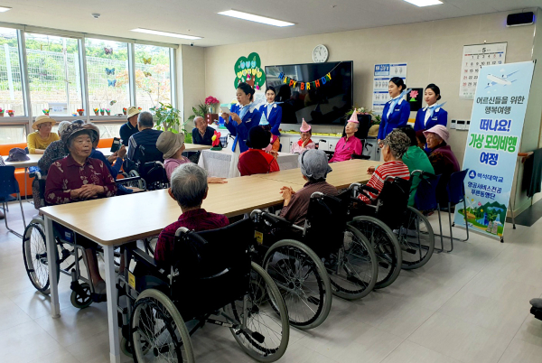백석대 관광학부 항공서비스전공 재학생들이 요양원 어르신들을 대상으로 ‘가상모의비행’ 봉사를 진행하고 있다.