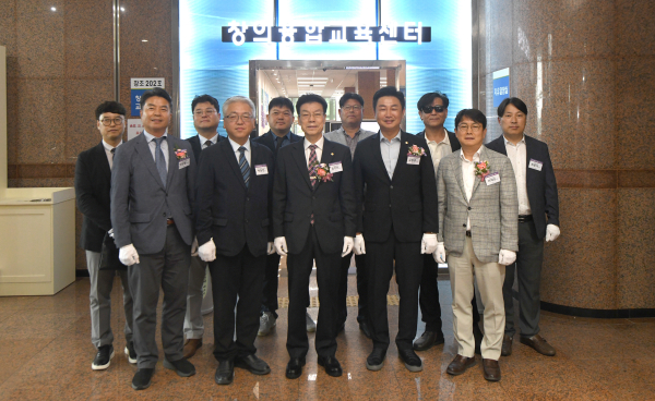 백석문화대 창의융합교육센터 재막식 후 참석자들이 기념촬영을 하고 있다.