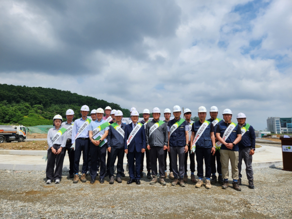 아산탕정 택지개발사업 조성공사 4공구 현장에서 안전문화행사 개최 후 단체사진