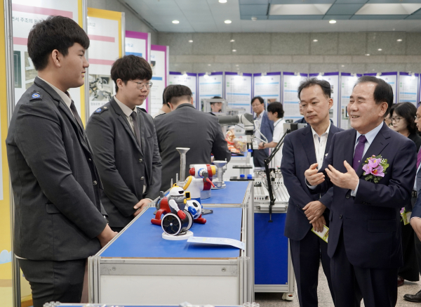 프로젝트 산출물 전시에 나선 학생들을 격려하는 김지철 교육감