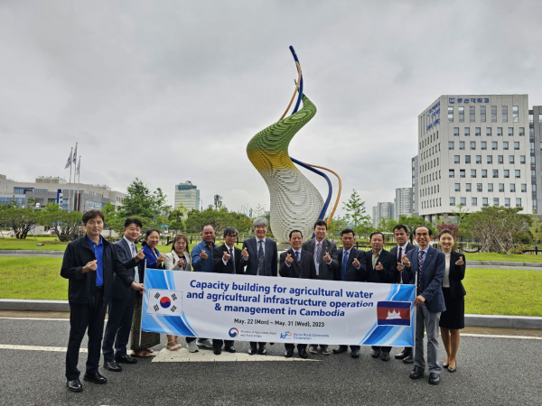 캄보디아 수자원기상부 차관 등은 농어촌공사 나주 본사에서 공무원 초청 연수 기념 촬영을 하고있다.