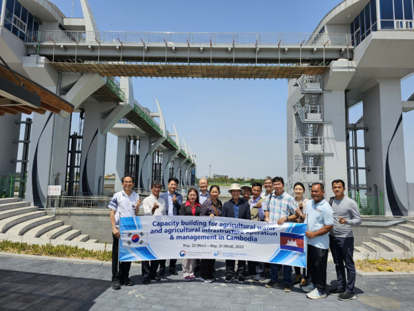 캄보디아 수자원기상부 차관 등 공무원 초청 연수를 진행하였다 .(삽교호 방조제 현장 교육사진)