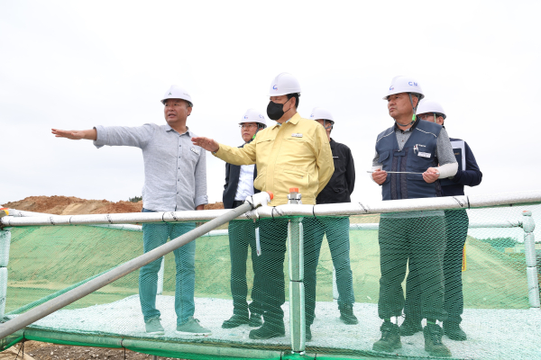 전략사업 주요사업장 현장 점검 모습(해양치유센터 조성 사업지)
