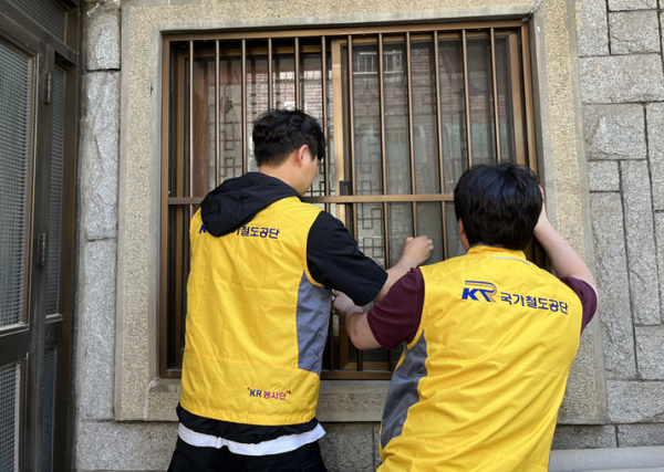 국가철도공단 전철처 봉사단이 31일 방충망 등을 교체하며 구슬땀을 흘리고 있다.