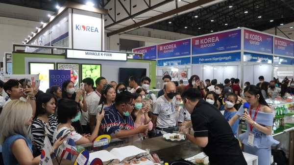방콕식품박람회 ‘한국관’ 시식행사에 운집한 현지인