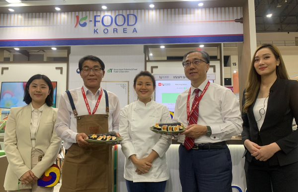 방콕식품박람회 ‘한국관’ 김밥 조리 시연·시식행사 * 한국농수산식품유통공사 권오엽 수출식품이사(좌측 2번째), 주태국대한민국대사관 문승현 대사(우측 2번째)