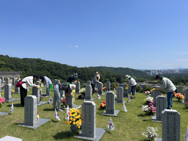 호국보훈의 달 맞아 국립대전현충원 묘역정비 활동 진행 모습