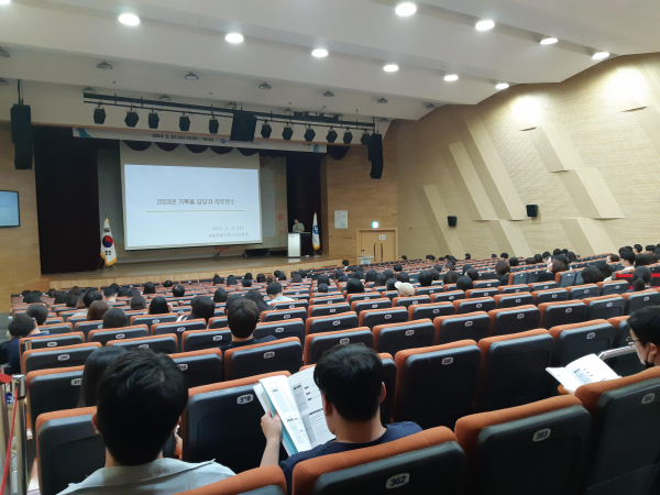 청 및 직속 기관, 각급 학교의 민원 처리 담당자들이 맞춤형 직무연수에 참여하고 있다.