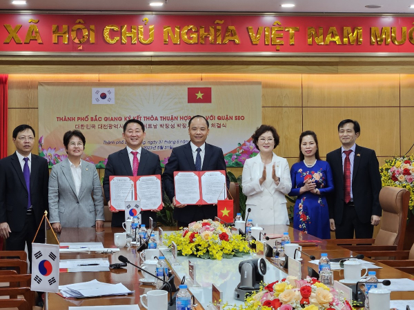 서철모 서구청장이 31일 박장시에서 우호협력도시 협약을 체결한 뒤 당띤환 박장시장과 함께 기념사진을 찍고 있다.(좌측 두 번째부터 정현서 서구의회 부의장, 서철모 서구청장, 당띤환 박장시장, 전명자 서구의회 의장)