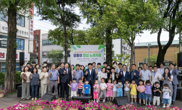 최충규 대덕구청장(사진 가운데)이 대덕구공무원 노조와 함께하는 열린 음악회 ‘모퉁이 점심 노래자랑’ 후 새뜸어린이집 어린이들 및 직원들과 기념 촬영