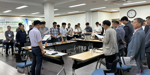 국가철도공단 수도권본부와 협력사가 함께 1일 상생캠페인 실천서약서를 낭독하고 있다.