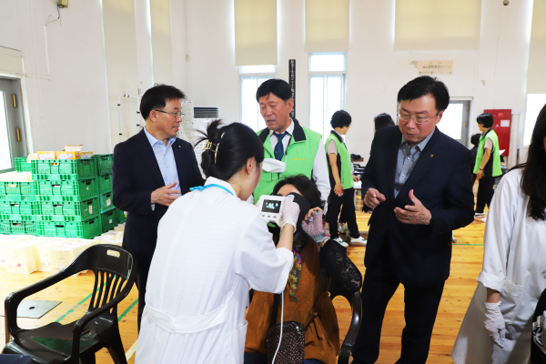 이종욱 충남세종농협본부장(오른쪽) 김동진 농협논산시지부장(왼쪽) 이창종 강경농협조합장(가운데)은 농업인 행복버스 봉사 현장을 농업인을 격려했다.