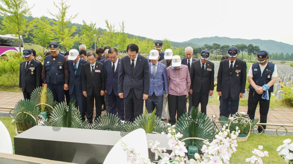 이완섭 서산시장이 국립대전현충원에서 보훈단체 회원들과 현충탑 참배를 하는 모습