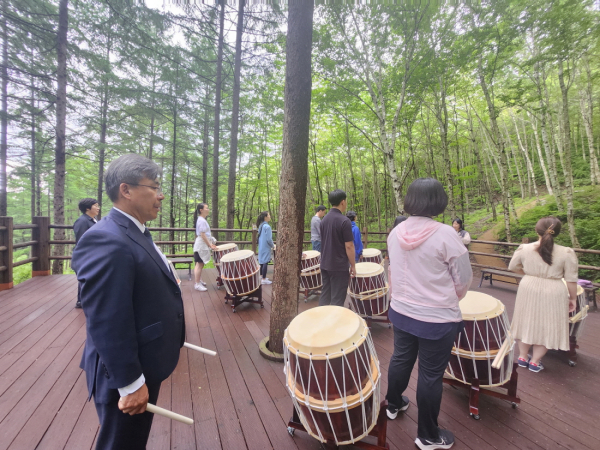 남태헌(맨 좌측) 한국산림복지진흥원장이 1일 경북 김천시 증산면 국립김천치유의숲 자작나무숲에서 대한민국 해외긴급구호대(KDRT) 사무국인 한국국제협력단(KOICA) 현장 대응인력들과 두드림모듬북 프로그램을 체험하고 있다