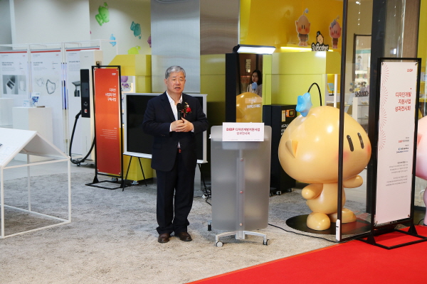 ‘디자인 지원사업 성과 전시회’ 개막식에서 정태희 회장 인사말 모습