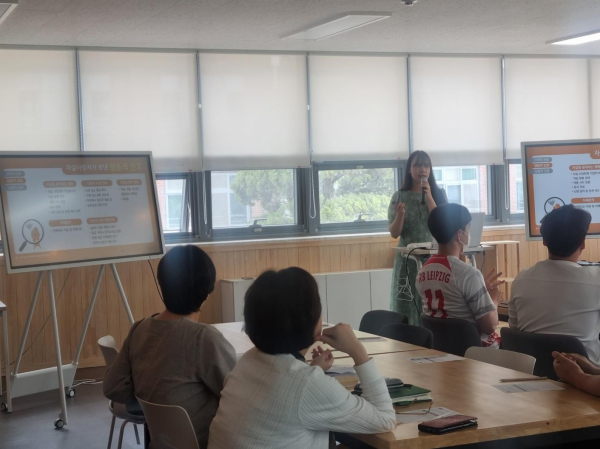 세종중 교직원들이 생명 지킴이 연수에 참여하고 있다.