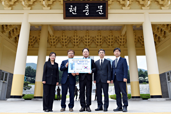 (사진 가운데) 대전교통 공사 연규양 사장, (왼쪽 두 번째) 국립대전현충원 황원채 원장