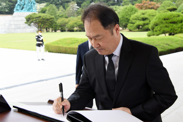 연규양 대전교통공사 사장이 순국선열 및 호국영령을 추모하기 위한 방명록을 작성하고 있다