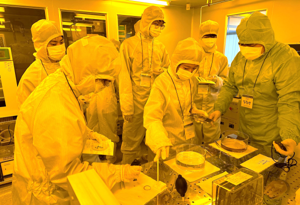지난달 운영한 ‘반도체 8대 공정 이해·실습 기초과정’ 프로그램에서 교육생들이 한밭대 반도체소재부품장비센터 클린룸에서 실습 교육을 받고 있다.