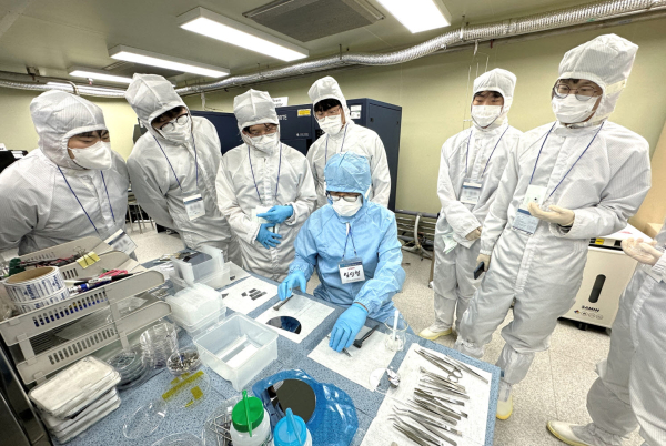 지난달 운영한 ‘반도체 8대 공정 이해·실습 기초과정’ 프로그램에서 교육생들이 한밭대 반도체소재부품장비센터 클린룸에서 실습 교육을 받고 있다.