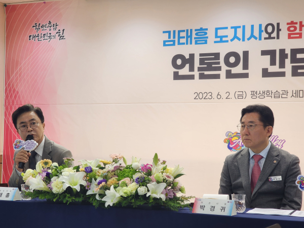 언론인 간담회를 진행하는 김태흠 지사(왼쪽)와 박경귀 시장/박동혁 기자