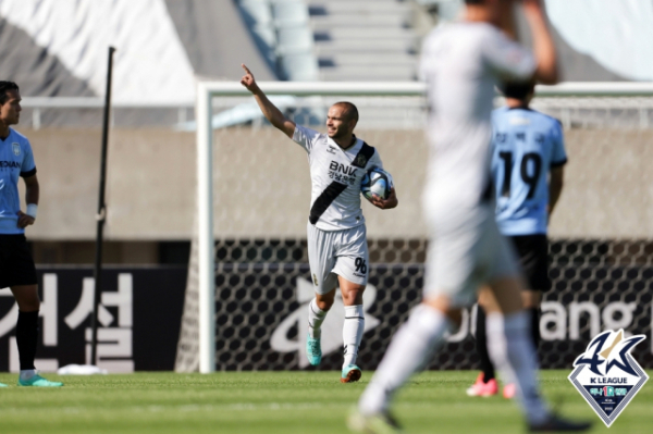 경남 글레이손이 두 번째 골을 터트린 뒤 기뻐하고 있다/한국프로축구연맹 제공