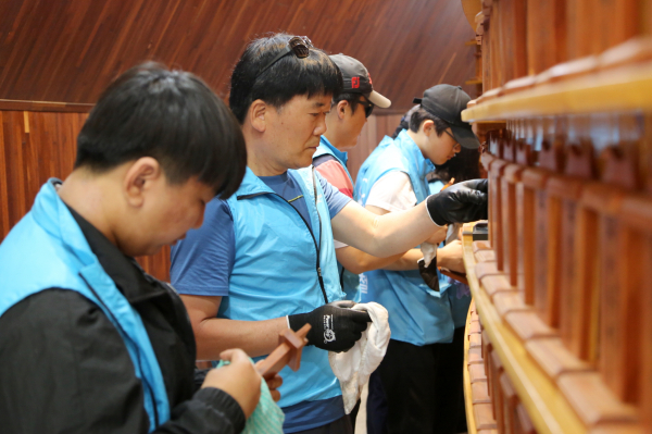 호국보훈의 달 맞아 나라사랑공원 방문,가족봉사단이 나라사랑공원에 안치된 908위의 위패를 정성스럽게 닦고 있다