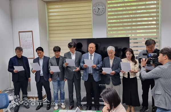 (왼쪽부터) 대전시체육회 길배수 테니스협회 회장, 유선종 배드민턴협회장, 안두환 조정협회장, 김세환 한밭대 교수, 정문현 충남대 교수, 김명진 축구협회장, 최미영 체육학박사, 이광우 체육학 박사.