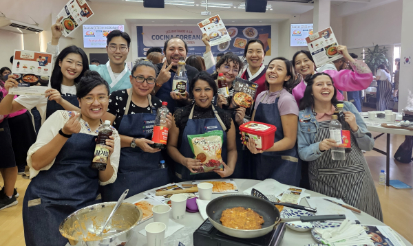 K-푸드 꾸러미로 김치전 요리법을 배운 멕시코인 * 한국농수산식품유통공사 김영진 멕시코사무소장(2열 좌측 2번째)