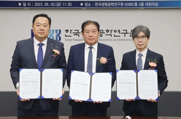 (왼쪽부터) 한국생명공학연구원 김장성 원장, 원큐어젠 최영권 대표, 연세대 의대 정재호 교수