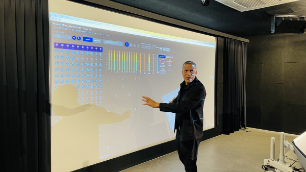 David Rideau가 한국영상대 Dolby Atmos 스튜디오에서 재학생들에게 음향 노하우를 전수하고 있다.