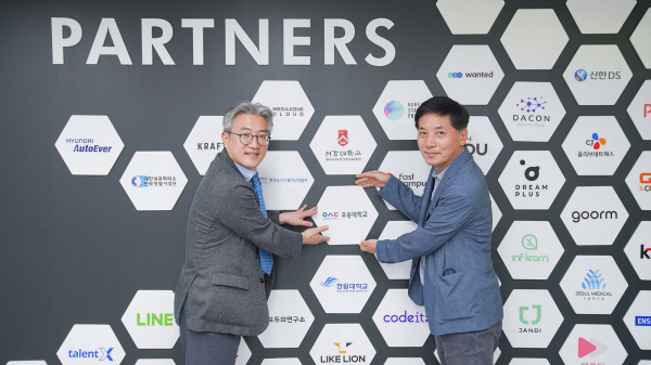 협약체결식 (좌측부터 이유택 총괄학장, 전영표 학장)