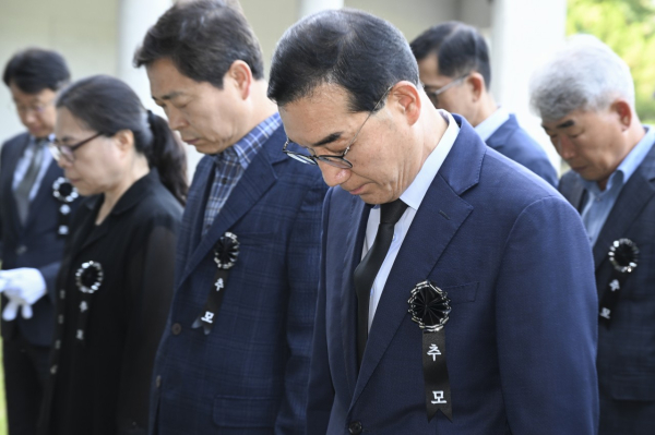 6일 대전보훈공원에서 참배하는 김광신 중구청장