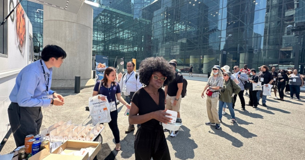 뉴욕 IFE 박람회장 앞 K-치킨 푸드트럭 시식 행사