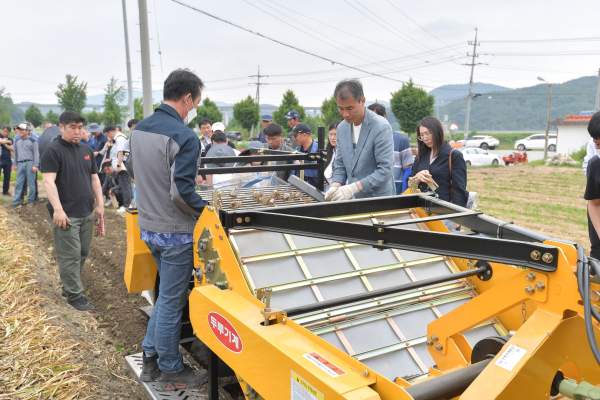 ‘마늘 기계수확 작업 시연회’ 개최