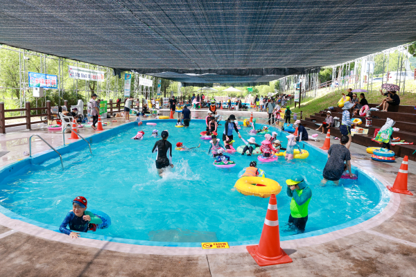 작년 두계천 생태공원 물놀이장 모습