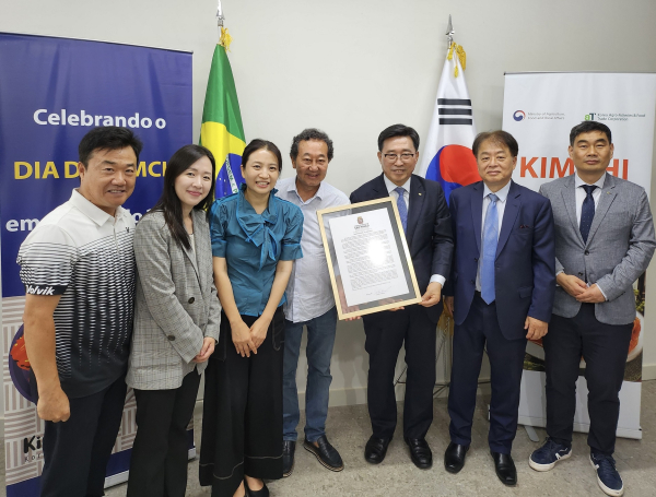 노무라 의원으로부터 김치의 날 제정안 전달받는 김 사장(‘23.3.12.)