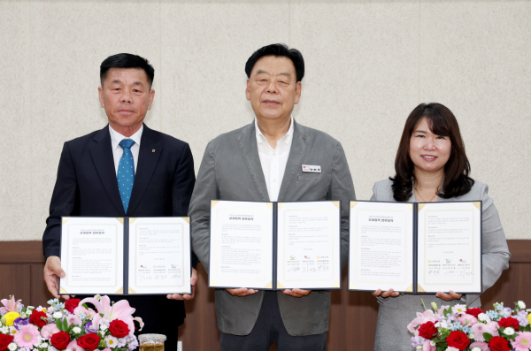 태안군 농산물 유통 활성화 업무협약 (왼쪽부터 남면농협 박두교 조합장, 가세로 군수, 본푸드서비스 임미화 대표이사)