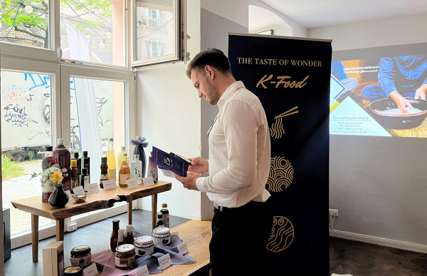 행사장에 전시된 K-푸드를 둘러보는 독일 현지인