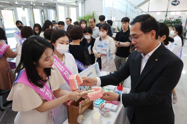 8일, 구청 1층 로비에서 구강보건의 날 행사 진행 모습