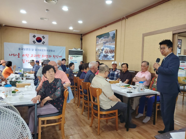 최충규 대덕구청장이 지난 7일 덕암동 원조추어탕에서 진행한 국가유공자·배우자 오찬 모임에 참석해 안사말을 전하고 있다.