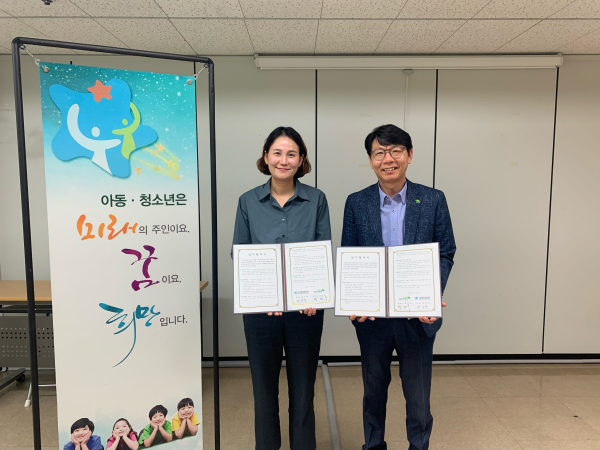 왼쪽부터 대전광역시아동복지협회 양승연회장, 초록우산 어린이재단 대전지역본부 한전복본부장