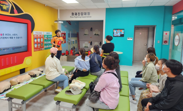 지난 8일 태안소방서 소방안전체험 시설에서 진행된 소방안전 체험교실 모습.