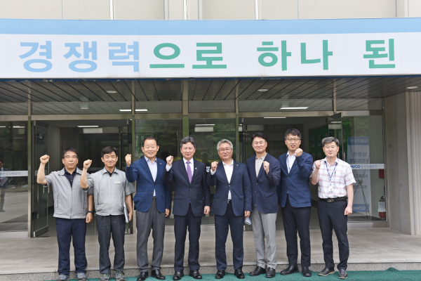 한창섭 행안부 차관(왼쪽에서 네 번째)과 이문표 한국조폐공사 사업기술이사(다섯 번째) 및 관계자가 포즈를 취하고 있다