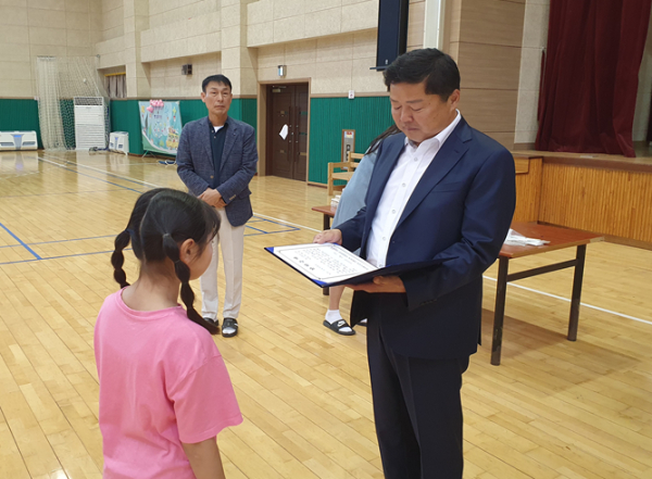 국가철도공단 강원본부 정종진 시설관리단장(오른쪽)이 장학금을 전달하고 있다.