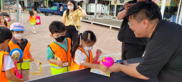 장보기 체험행사 기념사진/소상공인시장진흥공단 아산센터 제공