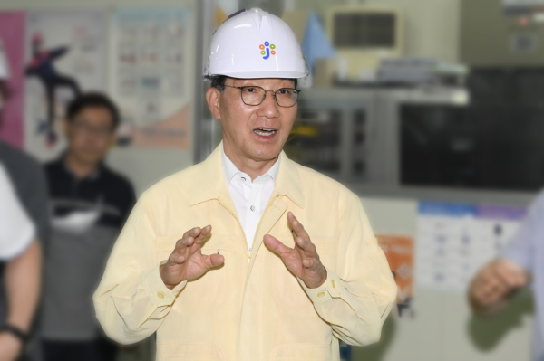 지난 9일 태평동 삼부아파트 1단지에 대한 현장 합동점검에 나선 김광신 구청장 모습