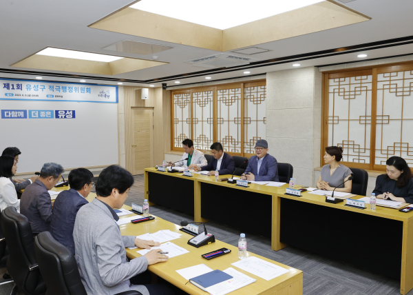 지난 9일 유성구가 적극행정위원회를 개최한 가운데, 문창용 유성구 부구청장(두 번째 줄, 오른쪽에서 세 번째)이 회의를 주재하고 있다.
